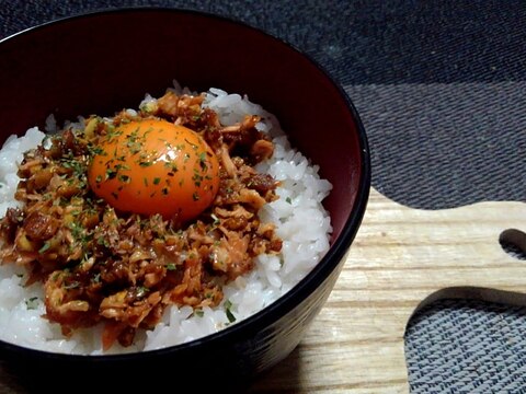 ざくざく醤油４種ナッツモンドの鮭身ほぐしまぜ黄身丼